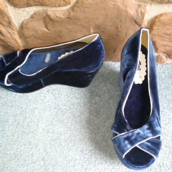 Velvet Platform Sandals - Picture 6 of 11